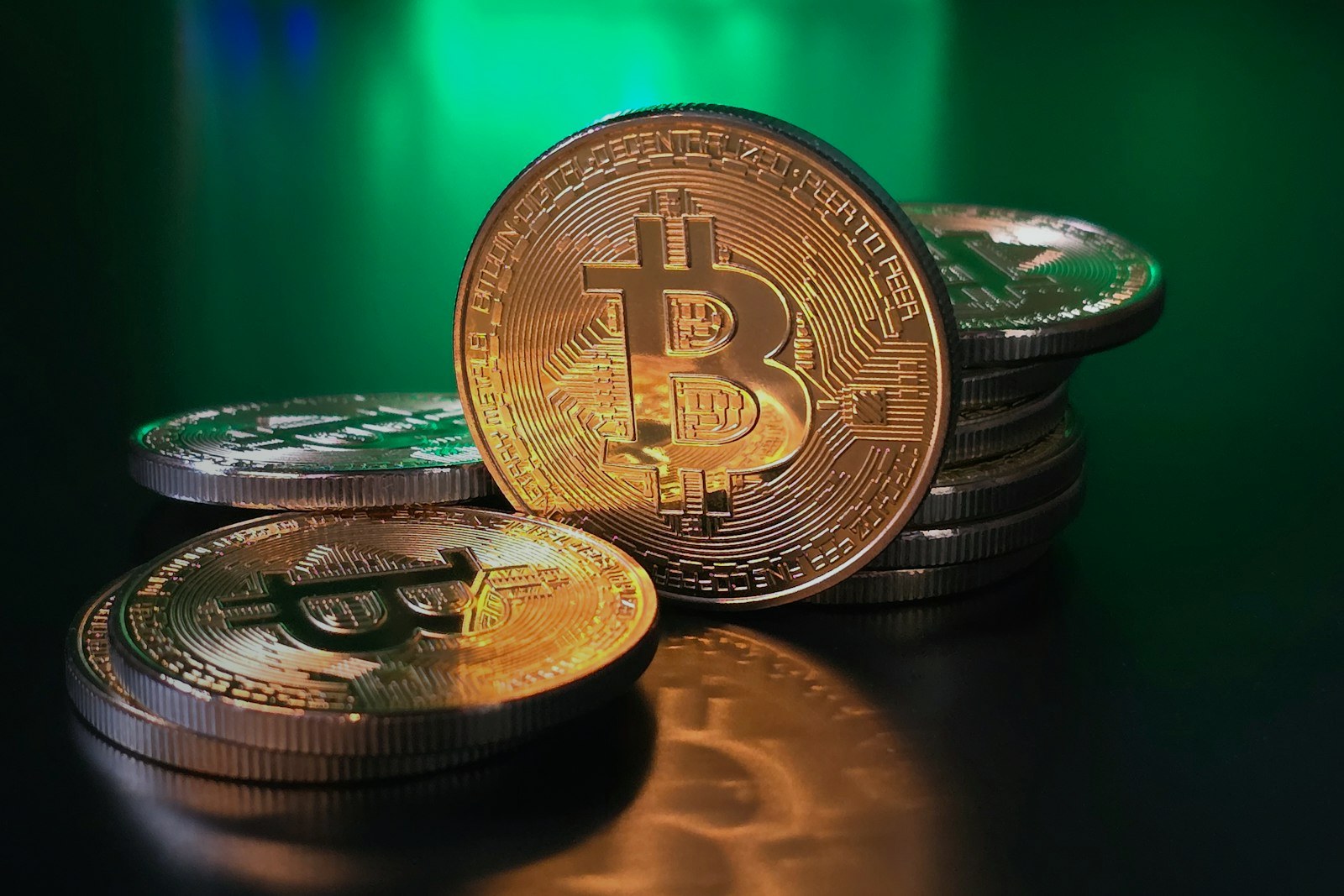 Moedas de bitcoin com luz verde ao fundo