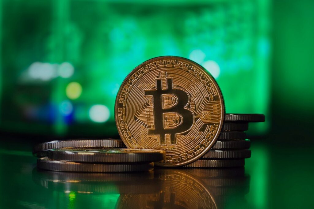 Moeda de bitcoin com luz verde ao fundo