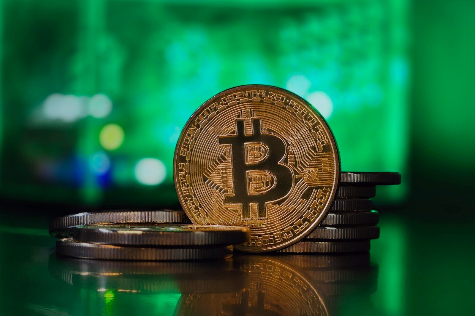 Moeda de bitcoin com luz verde ao fundo
