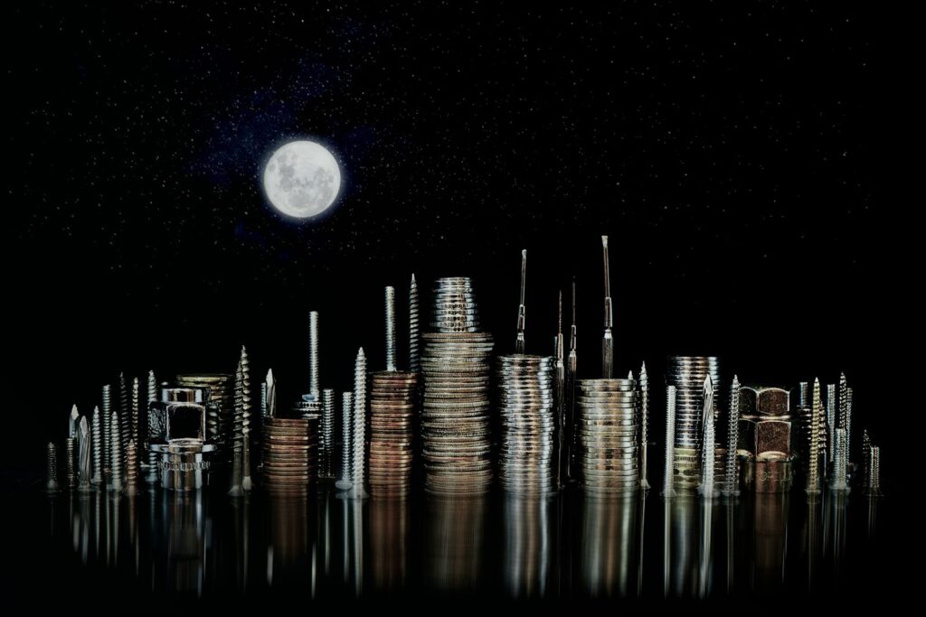 Pilhas de moedas formando uma cidade à noite