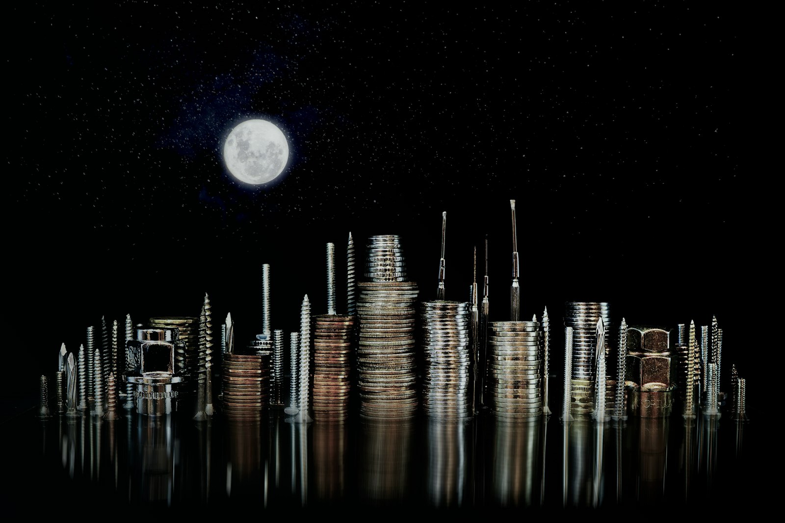 Pilhas de moedas formando uma cidade à noite